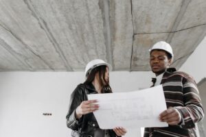 Architecte et chantier de construction bâtiment professionnel