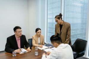 Équipe de gestion en bureau back-office entreprise