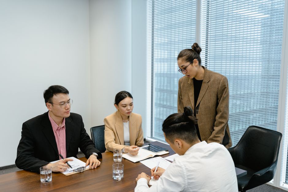 Équipe de gestion en bureau back-office entreprise