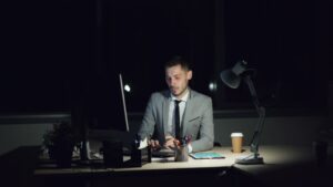 Employé travaillant en heures supplémentaires au bureau