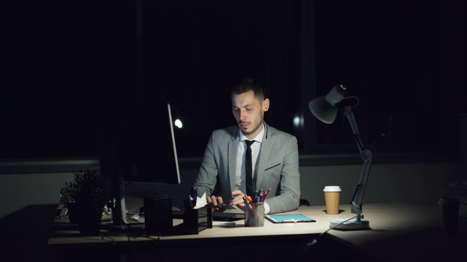 Employé travaillant en heures supplémentaires au bureau